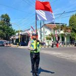 Hormat Bendera Merah Putih, Seluruh Pengendara di Bondowoso Berhenti Saat Detik - Detik Proklamasi_1