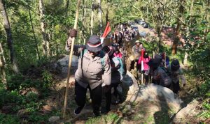 Kibarkan Merah Putih di Puncak Gunung Limo Polwan Polres Pacitan Peringati Hari Jadi ke-75_2