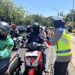 Sambut HUT RI ke-78 Polrestabes Surabaya Berbagi Bendera Merah Putih ke Pengguna Jalan_2