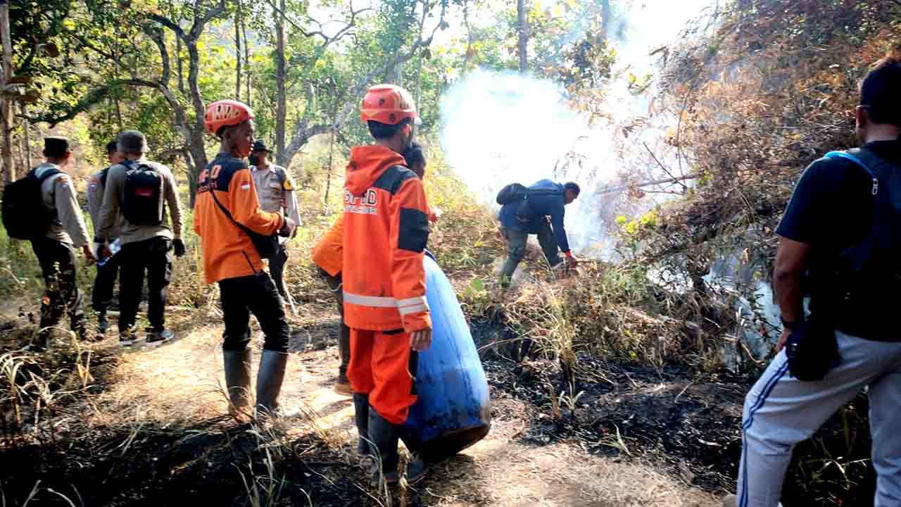 Mendaki Tebing Curam, Petugas Gabungan Polres Kediri Kota Berhasil Padamkan Karhutla Di Lereng Gunung Klotok 2