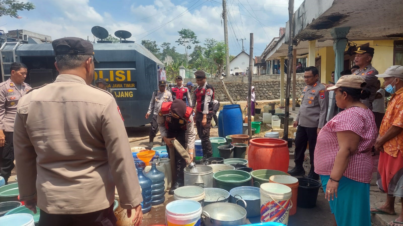 Menggunakan Water Cannon Polisi Kembali Distribusikan Air Bersih Untuk Warga Di Lumajang