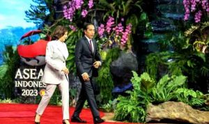 Pejabat Indonesia 'Kepung' Reporter Gedung Putih Usai Pertemuan Wapres Harris-Presiden Jokowi_4