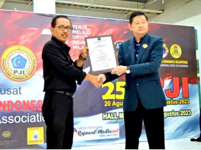 Ultah Perak, PJI Beri Penghargaan Wakil Ketua DPRD Surabaya A.H Thony_3