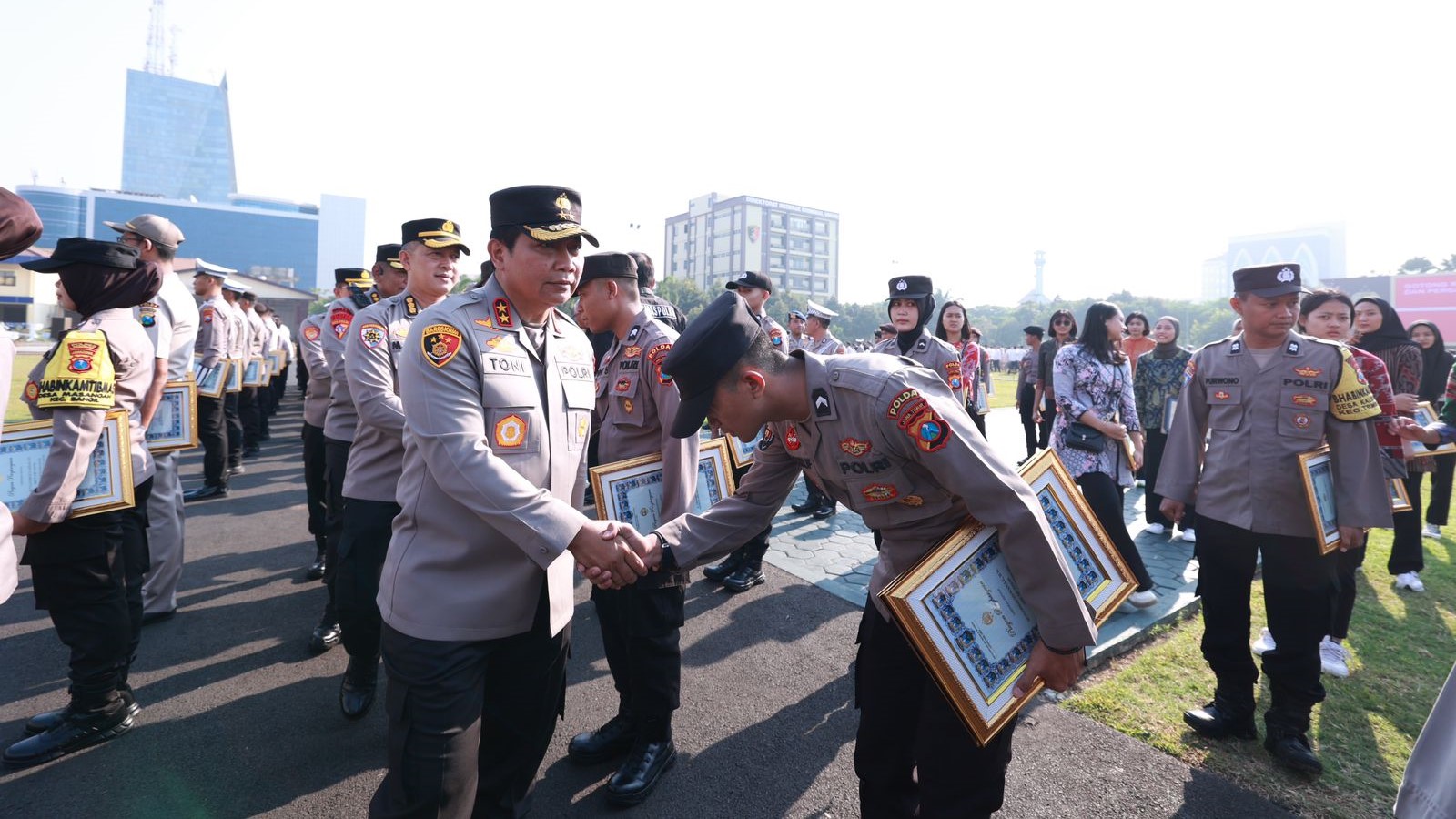 Kapolda Jatim Beri Penghargaan Untuk 216 Personel Polri Dan Pns