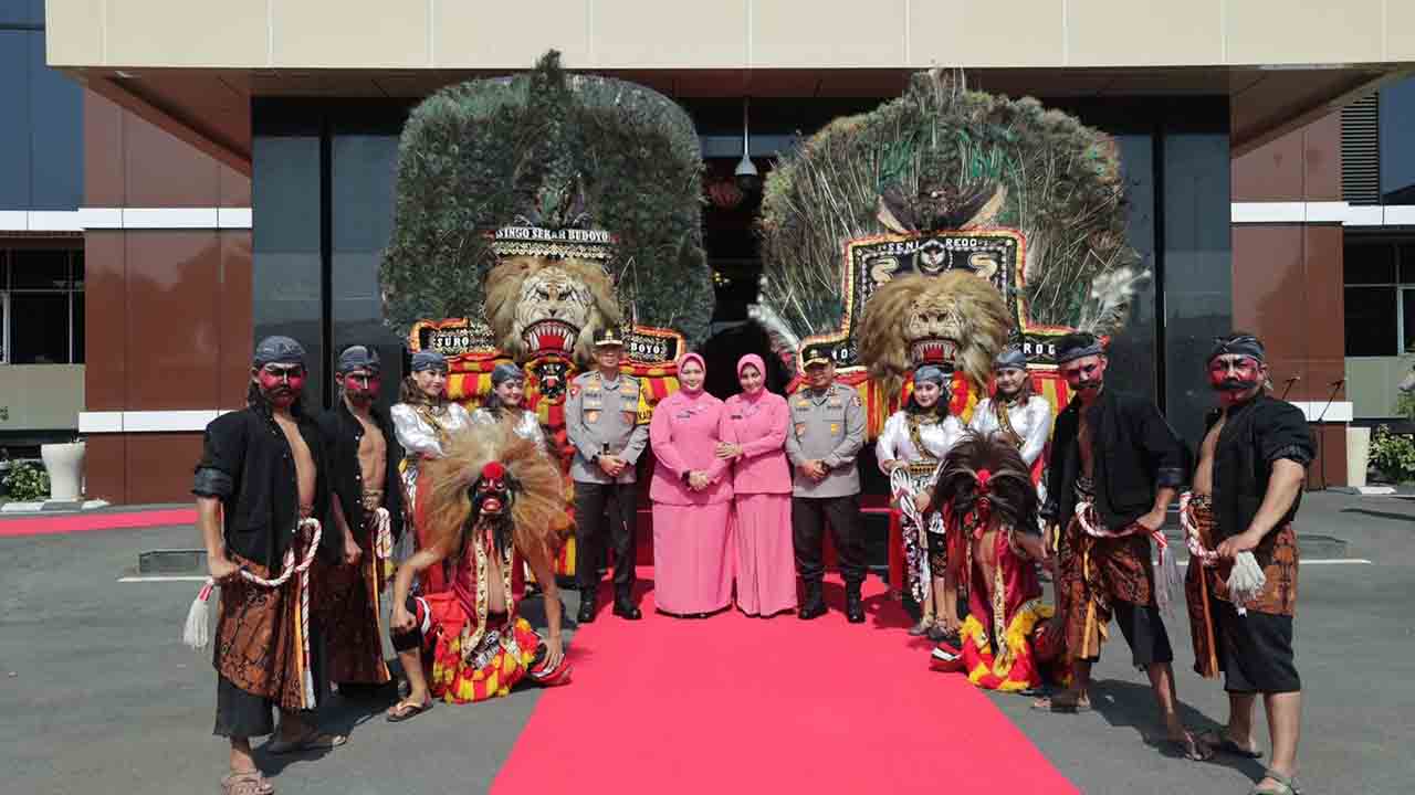 Tari Reog Dan Beskalan Sambut Irjen Pol Imam Sugianto Sebagai Kapolda Jatim Yang Baru 2