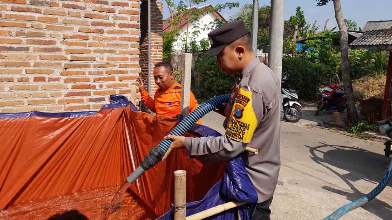 Tangani Dampak Kemarau Panjang Polisi Dan Bpbd Kota Blitar Rutin Droping Air Bersih Bantu Warga