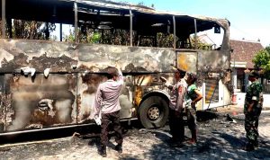 Diduga Konsleting Listrik, Bus Pariwisata Hangus Terbakar
