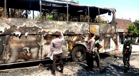Diduga Konsleting Listrik, Bus Pariwisata Hangus Terbakar