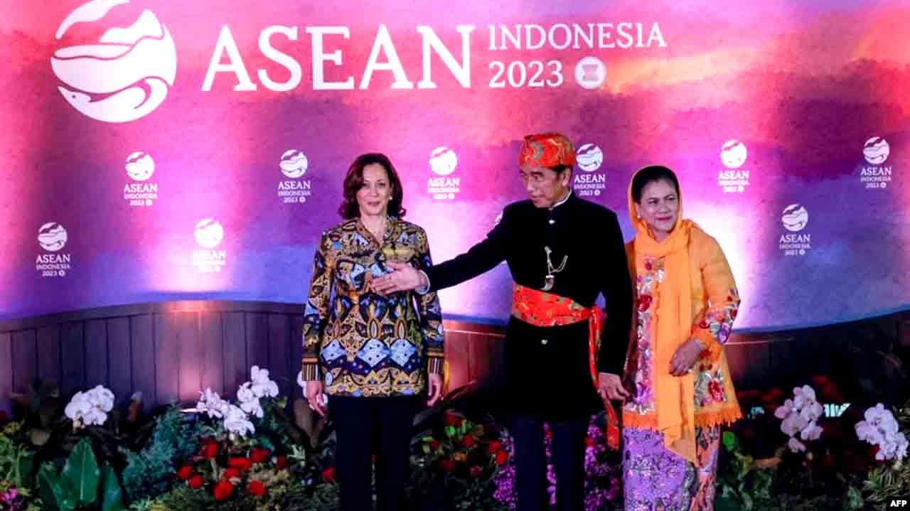 Pejabat Indonesia 'kepung' Reporter Gedung Putih Usai Pertemuan Wapres Harris Presiden Jokowi 1
