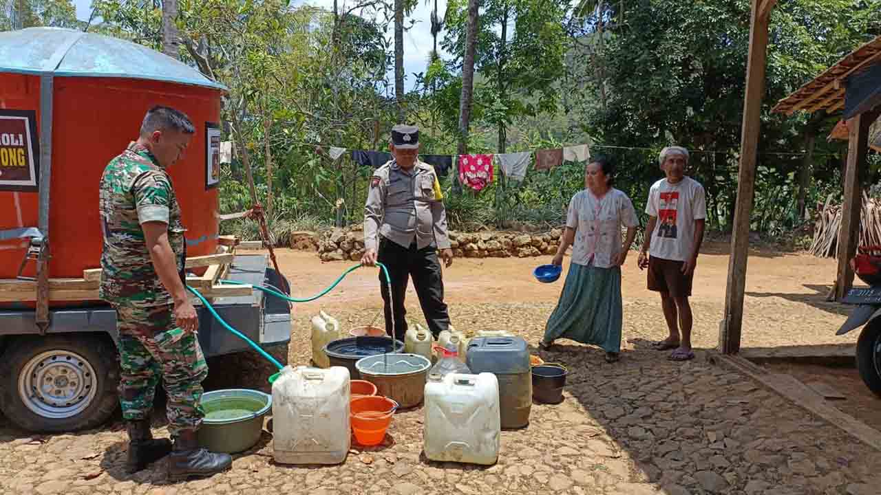 Tangani Dampak El Nino, Polisi Di Trenggalek Sulap Mobil Patroli Jadi Gentong Air Bersih Untuk Dibagikan Warga