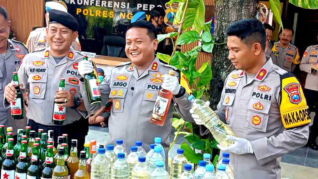 Jelang Akhir Tahun 2023, Polres Ngawi Musnahkan 176 Knalpot Brong Dan 1.700 Botol Miras2